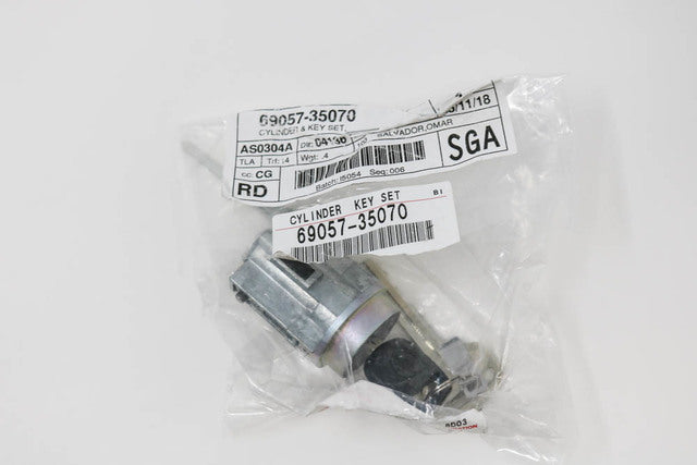 Genuine 69057-35070 Toyota 4Runner Tacoma Ignition Lock Cylinder & Key W/O Tilt