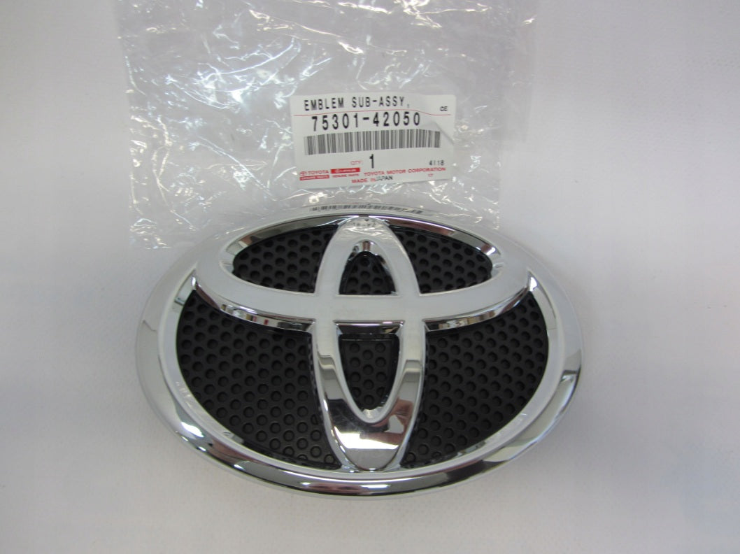 GENUINE TOYOTA 16-18 RAV4 FRONT RADIATOR GRILLE EMBLEM 75301-42050 75301-0R030