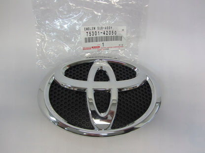 GENUINE TOYOTA 16-18 RAV4 FRONT RADIATOR GRILLE EMBLEM 75301-42050 75301-0R030