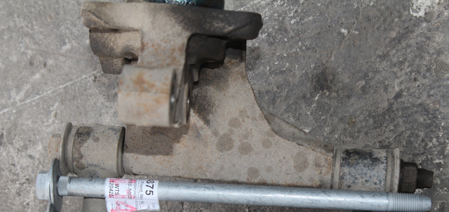 GENUINE TOYOTA REAR LATERAL ARM TO AXLE CARRIER BOLT CAMRY CELICA SOLARA 90109-A0028